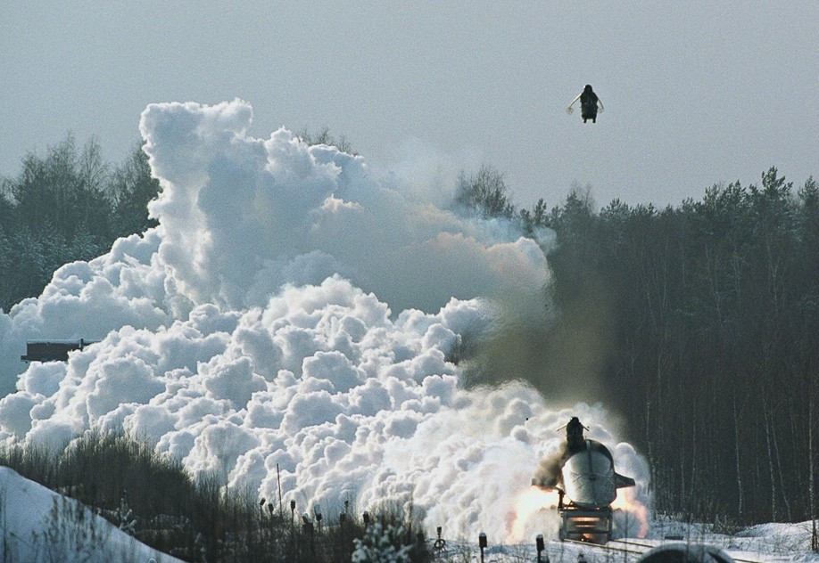 Điều này có nghĩa là ngay cả khi chiếc máy bay đã gần chạm đất - hay chỉ cách mặt đất một vài mét - phi công vẫn có thể giật đai phóng để thoát ra ngoài an toàn, hệ thống máy tính trên ghế phóng sẽ phóng phi công bay xa ra khỏi máy bay, đảm bảo phi công không bị ảnh hưởng gì từ vụ va chạm khi máy bay tiếp đất. Nguồn ảnh: Pinterest.