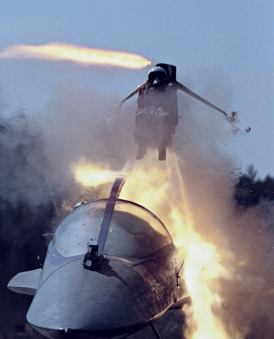 Theo các thông số kỹ thuật được nhà sản xuất công bố, loại ghế phóng này có khả năng giúp phi công thoát ra ngoài an toàn khi được triển khai ở độ cao từ 0 cho tới 20.000 mét. Nguồn ảnh: Pinterest.