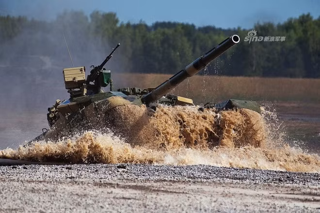 Vị trí ngồi của trưởng xa và xạ thủ được đặt bên trong tháp pháo của xe trong khi đó vị trí ngồi của lái xe được đặt ở giữa - phía trước thân xe. Nguồn ảnh: Sina.