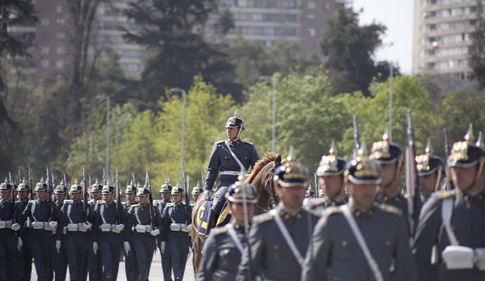 Thậm chí nhiều khối danh dự của quân đội Chile còn có quân phục giống hệt quân đội Phổ - học thuyết quân sự mà lực lượng quân đội Chile đã đi theo từ ngày đầu lập quốc. Nguồn ảnh: Livejounal.