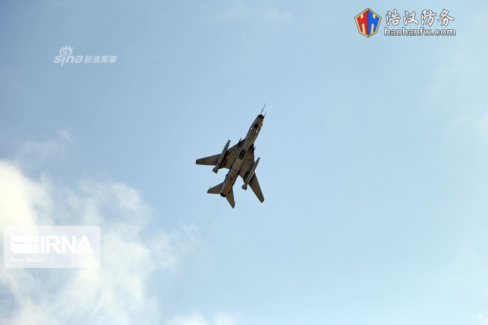 Ngoài ra, trong biên chế Iran còn có khoảng 20 chiếc chiến tiêm kích - bom Su-22 - loại tiêm kích do Liên Xô sản xuất bắt đầu được phục vụ không quân quốc gia này từ năm 1991. Nguồn ảnh: IRNA.