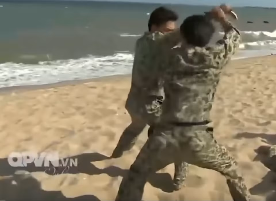 Đặc công tàu ngầm luôn hạn chế tối đa việc sử dụng súng để đảm bảo bí mật nên thường sử dụng võ cận chiến với những đòn cực hiểm để hạ gục đối phương. Nguồn ảnh: QPVN.