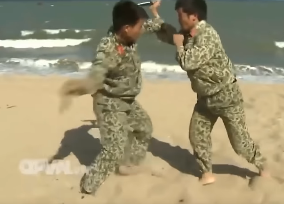 Kiểu ra đòn của lực lượng đặc công cũng mang tính "chí tử" nhiều hơn so với những thế võ thông thường khác. Nguồn ảnh: QPVN.