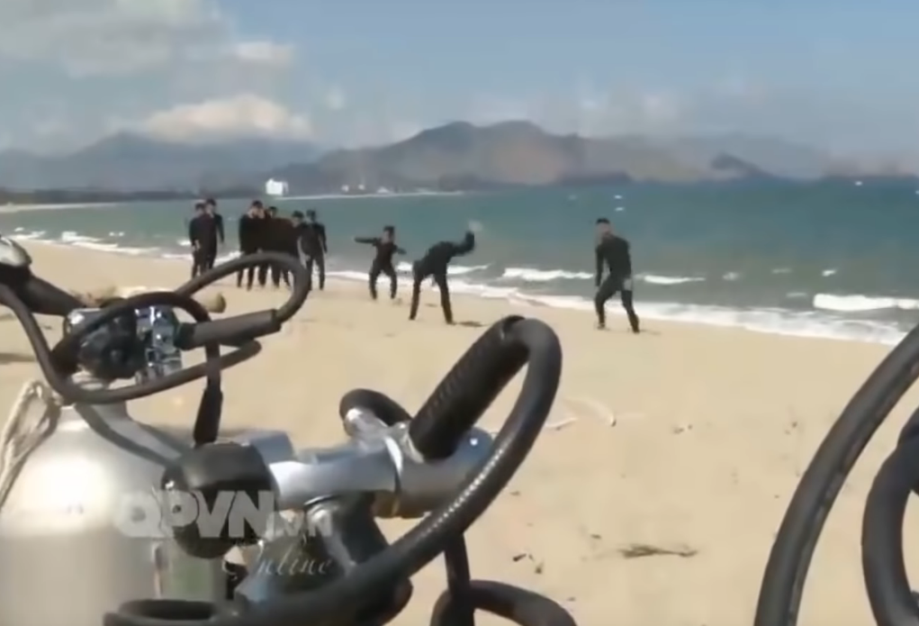 Ngoài ra, trang thiết bị của lực lượng đặc công người nhái còn có bình khí nén để những người lính đặc công này có thể di chuyển dưới nước một cách bí mật, an toàn. Nguồn ảnh: QPVN.