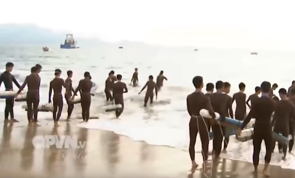 Trong khi lính lục quân thông thường hàng sáng sẽ tập thể dục với bài chạy bộ thì đặc công nước và đặc công tàu ngầm sẽ vừa chạy bộ kết hợp với bơi lội. Nguồn ảnh: QPVN.