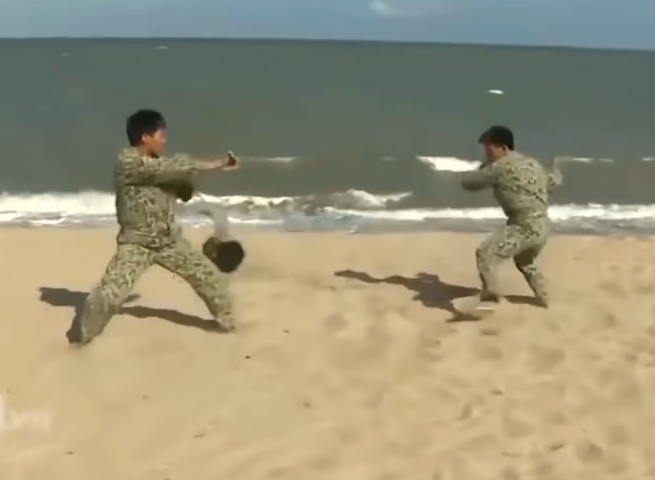 Khả năng võ thuật của đặc công tàu ngầm cũng không thua kém gì so với lực lượng đặc công nước của Hải quân Việt Nam. Nguồn ảnh: QPVN.