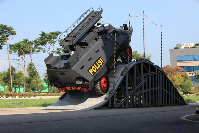 Mỗi xe bọc thép SW4 có trọng lượng từ 8,8 tới 11,9 tấn tùy phiên bản, chiều dài của xe lên tới 6,14 mét, rộng 2,47 mét và cao 2,32 mét. Nguồn ảnh: Flickr.