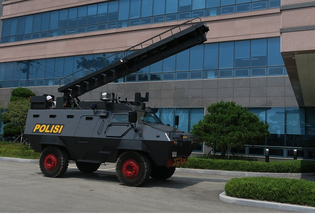 Như vậy, căn cứ vào sức tải của SW4 có thể khẳng định rằng vào tối qua trên chảo lửa Bung Karno, phía Indonesia đã phải huy động ít nhất 3 xe bọc thép loại này để giải nguy cho các cầu thủ của và ban huấn luyện phía Malaysia. Nguồn ảnh: Flickr.