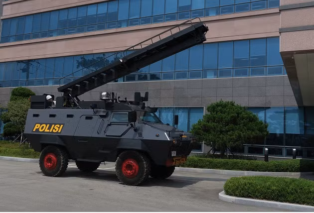 Như vậy, căn cứ vào sức tải của SW4 có thể khẳng định rằng vào tối qua trên chảo lửa Bung Karno, phía Indonesia đã phải huy động ít nhất 3 xe bọc thép loại này để giải nguy cho các cầu thủ của và ban huấn luyện phía Malaysia. Nguồn ảnh: Flickr.