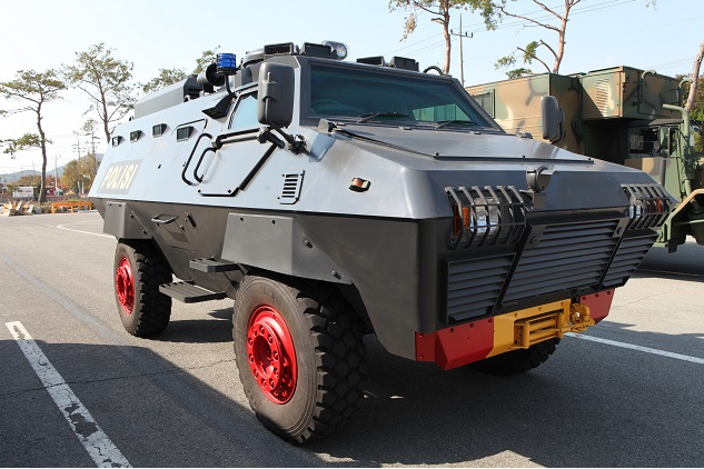 SW4 được bọc thép dày 8mm đủ để đối phó với các loại vũ khí thô sơ hay được những đám đông quá khích sử dụng trong các cuộc biểu tình, xe có khả năng tùy biến trang bị vũ khí bao gồm súng máy, súng bắn đạn hơi cay hoặc súng bắn đạn cao su. Nguồn ảnh: Flickr.