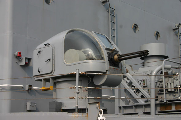 Theo lý thuyết, tầm bắn của M61 Vulcan hiệu quả trong khoảng dưới 3000 mét và tốt nhất là trong khoảng 1000 mét. Trên thực tế, nhiều cơ cấu pháo cao tốc tương tự do máy tính điều khiển còn có khả năng đánh chặn tên lửa đối hải của đối phương, tuy nhiên với hệ thống do người điều khiển này, việc bắn hạ tên lửa có thể coi là điều bất khả thi. Nguồn ảnh: Chosul.