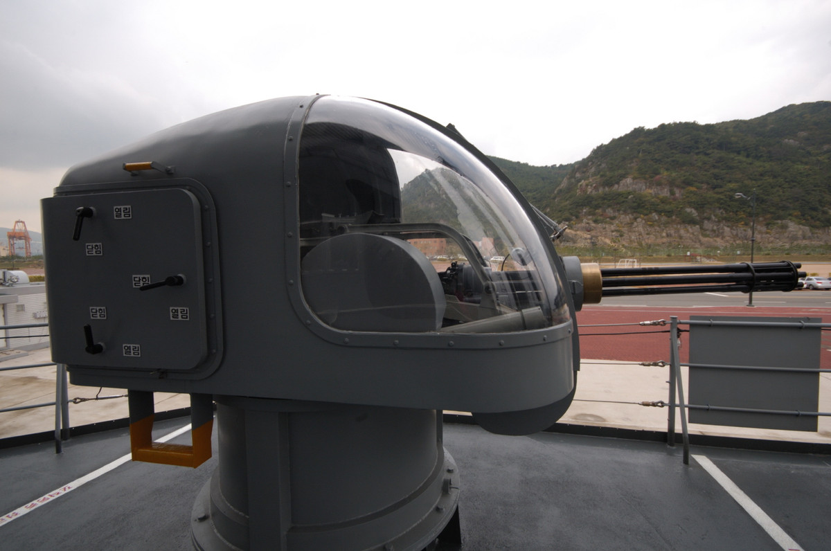 Loại hỏa lực dày đặc này sẽ cung cấp khả năng áp chế mục tiêu rất tốt, bất kể đó là mục tiêu trên biển hay trên không. Ngoài ra, pháo còn có độ chính xác cao do khẩu M61 được bắn bằng điện và không lấy trích khí khóa nòng nên độ giật của súng là rất thấp. Nguồn ảnh: Chosul.