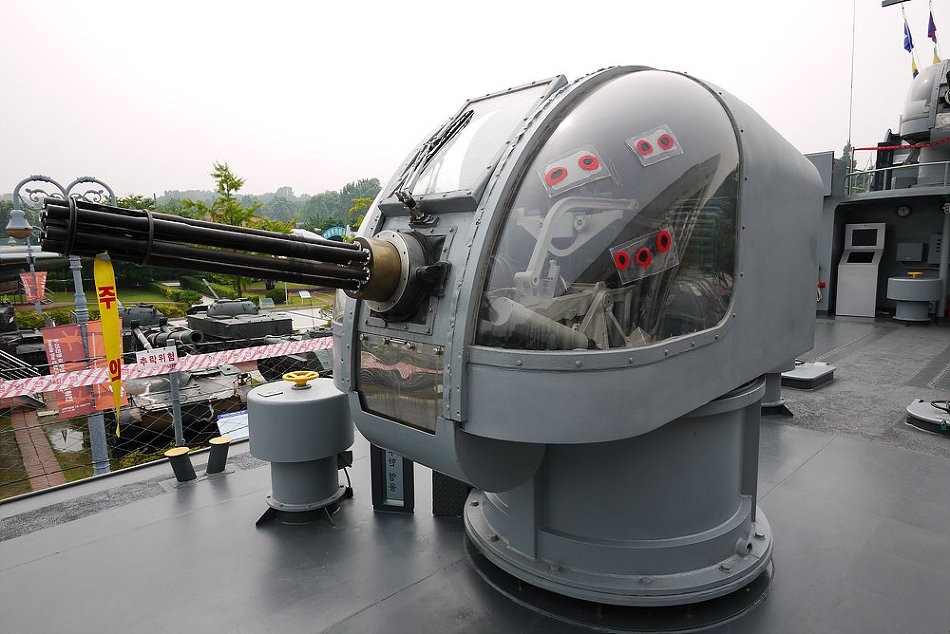 Điều này cũng giảm thiểu được việc hỏa lực hoạt động thiếu ổn định khi hệ thống truyền dẫn thông tin và hình ảnh trên tàu có sự cố khiến cho các loại vũ khí điều khiển từ xa bị giảm thiểu đi độ chính xác hoặc thậm chí là không hoạt động được. Nguồn ảnh: Chosul.