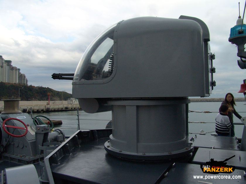 Với kiểu thiết kế này, khẩu M61 Vulcan thậm chí sẽ vẫn hoạt động bình thường ngay cả khi toàn bộ con tàu bị áp chế điện tử mạnh khiến hệ thống radar hỏa lực tê liệt. Nguồn ảnh: Chosul.