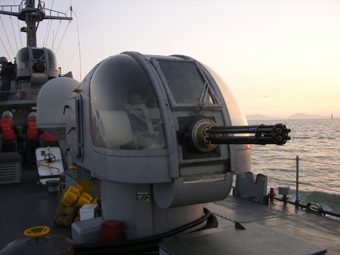 Khác với nhiều loại vũ khí trên tàu chiến khác thường được điều khiển từ xa, khẩu M61 Vulcan được điều khiển trực tiếp bởi một người ngồi bên trong "buồng lái" của khẩu pháo này. Nguồn ảnh: Chosul.