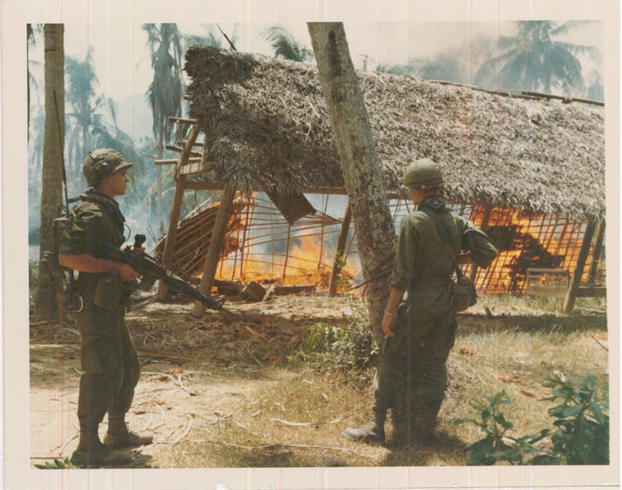 Những ngôi nhà tranh vách đất thường thấy ở miền Nam Việt Nam thời bấy giờ chắc chắn không chịu nổi sức mạnh hoả lực của quân đội Mỹ. Nguồn ảnh: Nationalarchive.