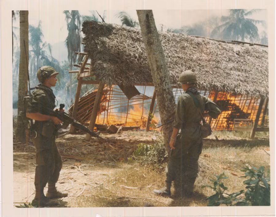 Những ngôi nhà tranh vách đất thường thấy ở miền Nam Việt Nam thời bấy giờ chắc chắn không chịu nổi sức mạnh hoả lực của quân đội Mỹ. Nguồn ảnh: Nationalarchive.
