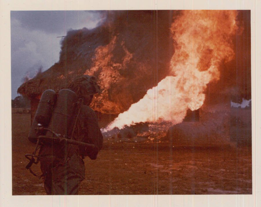 Lính Mỹ với súng phun lưa và mục tiêu là một căn nhà của người dân thường ở Miền Nam Việt Nam. Nguồn ảnh: Nationalarchive.