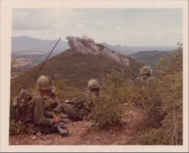Lính Mỹ trên một cao điểm ở Cao nguyên Trung phần nay là Tây Nguyên. Nguồn ảnh: Nationalarchive.