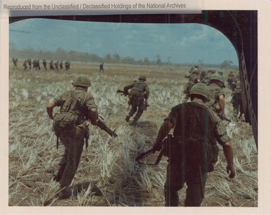 Trực thăng CH-47 đổ quân trên một cánh đồng sau mua gặt ở miền Nam Việt Nam. Nguồn ảnh: Nationalarchive.