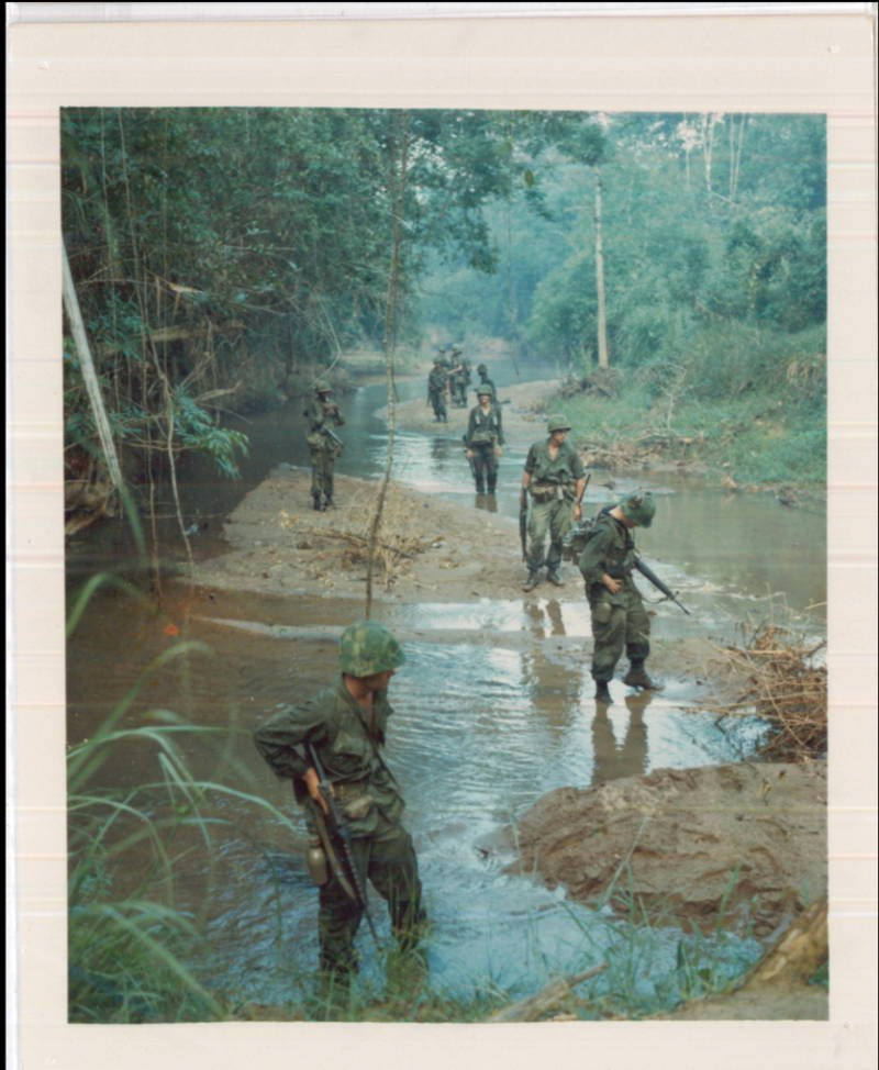 Lính Mỹ tuần tra dọc một con suối cạn vào mùa khô ở miền Nam Việt Nam. Nguồn ảnh: Nationalarchive.
