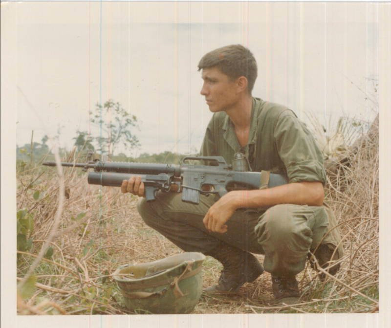 Một binh lính Mỹ với phiên bản súng trường tấn công AR-15 (từng được Việt Nam xếp hạng là tiểu liên cực nhanh) với ống phóng lựu. Nguồn ảnh: Nationalarchive.