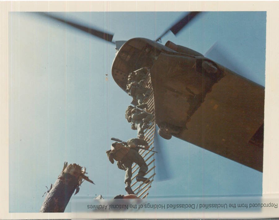 Trực thăng vận tải cỡ lớn CH-47 đổ quân theo cách đặc biệt khi bãi đáp không đủ rộng. Nguồn ảnh: Nationalarchive.