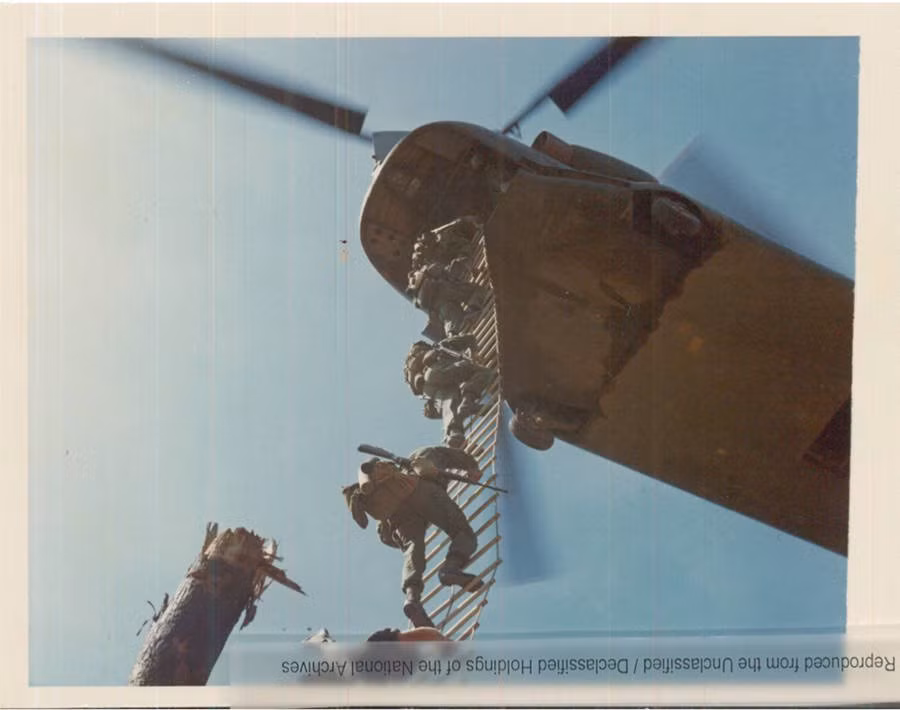 Trực thăng vận tải cỡ lớn CH-47 đổ quân theo cách đặc biệt khi bãi đáp không đủ rộng. Nguồn ảnh: Nationalarchive.