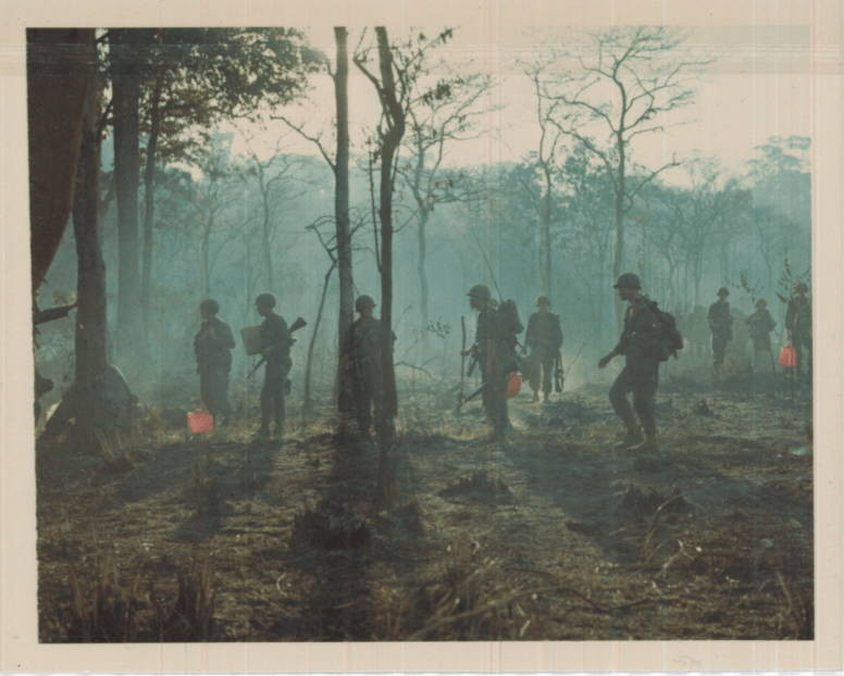 Một khoảng rừng bị hoả lực bom Napalm của Mỹ dội trơ trụi trước khi bộ binh Mỹ được thả vào đây để đi càn. Nguồn ảnh: Nationalarchive.
