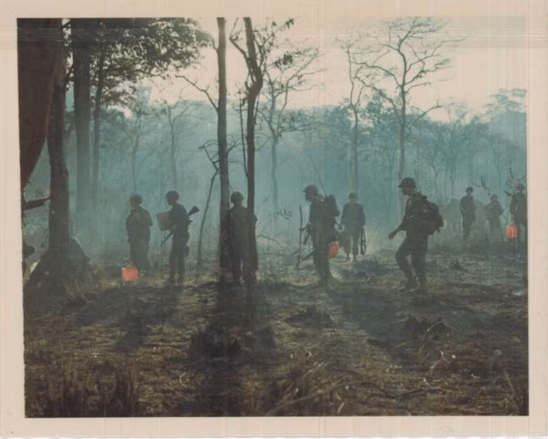 Một khoảng rừng bị hoả lực bom Napalm của Mỹ dội trơ trụi trước khi bộ binh Mỹ được thả vào đây để đi càn. Nguồn ảnh: Nationalarchive.