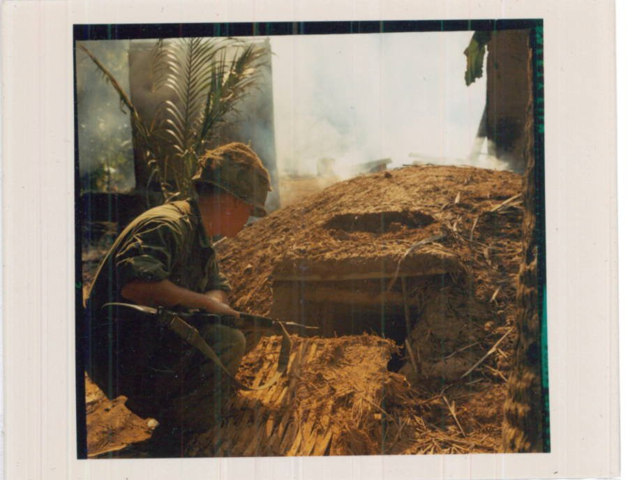 Một "ụ mối" được du kích Miền Nam Việt Nam biến thành ụ hoả lực với cách nguỵ trang cực kỳ tinh tế. Nguồn ảnh: Nationalarchive.