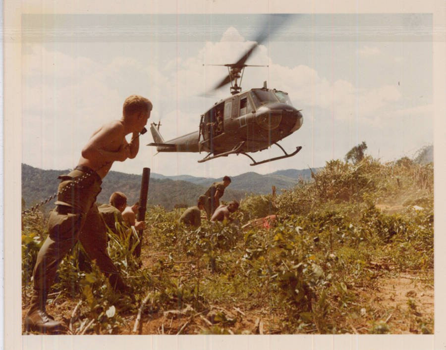 Trực thăng UH-1 của quân đội Mỹ hạ cánh xuống một cao điểm để tải thương và chuyển hàng tiếp tế. Nguồn ảnh: Nationalarchive.