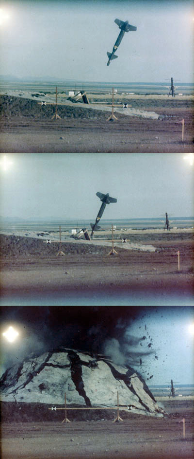 Từ trên xuống dưới: Bom xuyên phá boong-ke tiến tới mục tiêu; bom xuyên phá boong-ke chạm mục tiêu nhưng không nổ; bom xuyên phá boong-ke phát nổ sau khi đâm "hết tầm", hất tung bụi đất bề mặt. Nguồn ảnh: Wiki.