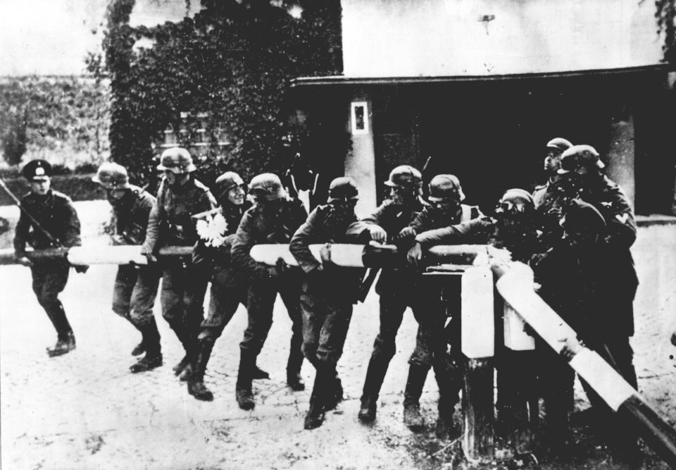 Đúng vào sáng sớm ngày 1/9/1939, quân đội Đức tấn công vào Ba Lan bằng gần như toàn bộ lực lượng, quân đội Ba Lan nhanh chóng thất bại trong việc tiến hành phòng thủ. Nguồn ảnh: Theatlantics.