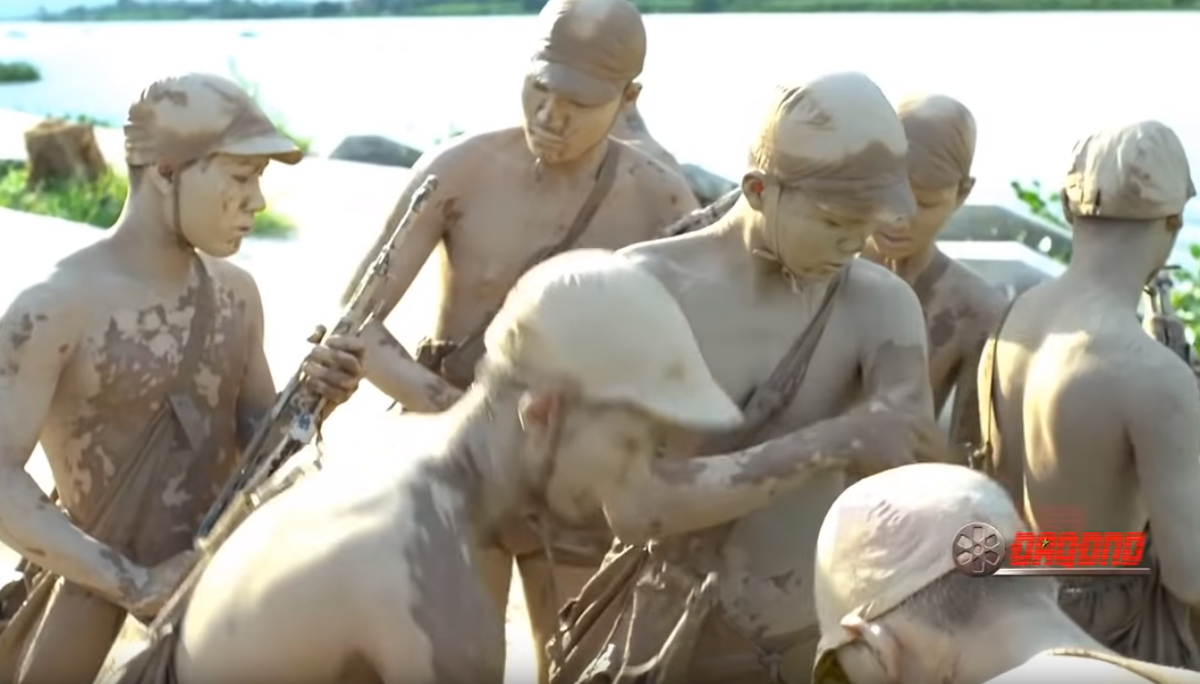 Kiểu ngụy trang chỉ với độc một chiếc quần lót, ở trần và bôi bùn đất lên người này được đánh giá là cực kỳ hiệu quả, qua mắt được cả hệ thống kính nhìn đêm bằng hồng ngoại hiện đại ngày nay. Nguồn ảnh: ĐAQĐND.