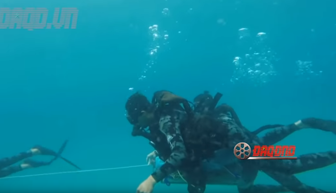 Với khả năng xuất quỷ nhập thần của mình, lực lượng đặc công nước của ta đã khiến đối phương tốn không ít công sức, chất xám để nghiên cứu, tìm cách đối phó. Ấy vậy mà trong lịch sử, mỗi khi đặc công nước xuất trận, đối phương lại bàng hoàng, không thể tin vào những tổn thất mà những người nhái bé nhỏ này có thể gây ra cho chúng. Nguồn ảnh: ĐAQĐND.