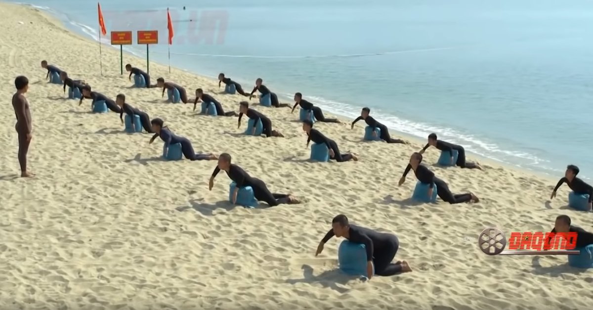 Các chiến sĩ đặc công nước thường được tuyển chọn là công dân xuất thân từ vùng biển, có khả năng bơi lội từ nhỏ. Tuy nhiên khi gia nhập lực lượng này, họ vẫn phải học bơi lại từ đầu. Nguồn ảnh: ĐAQĐND.