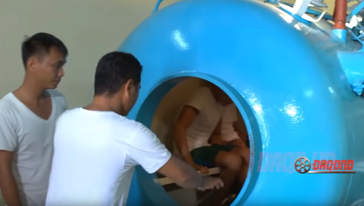 Ngoài ra, các chiến sĩ đặc công cũng được huấn luyện khả năng chịu đựng áp suất như những chiến sĩ của lực lượng tàu ngầm. Đây là kỹ năng tối quan trọng để những chiến sĩ đặc công có thể lặn sâu nhiều chục mét dưới đáy biển mà không bị sức ép lớn dẫn đến tổn thương. Nguồn ảnh: ĐAQĐND.