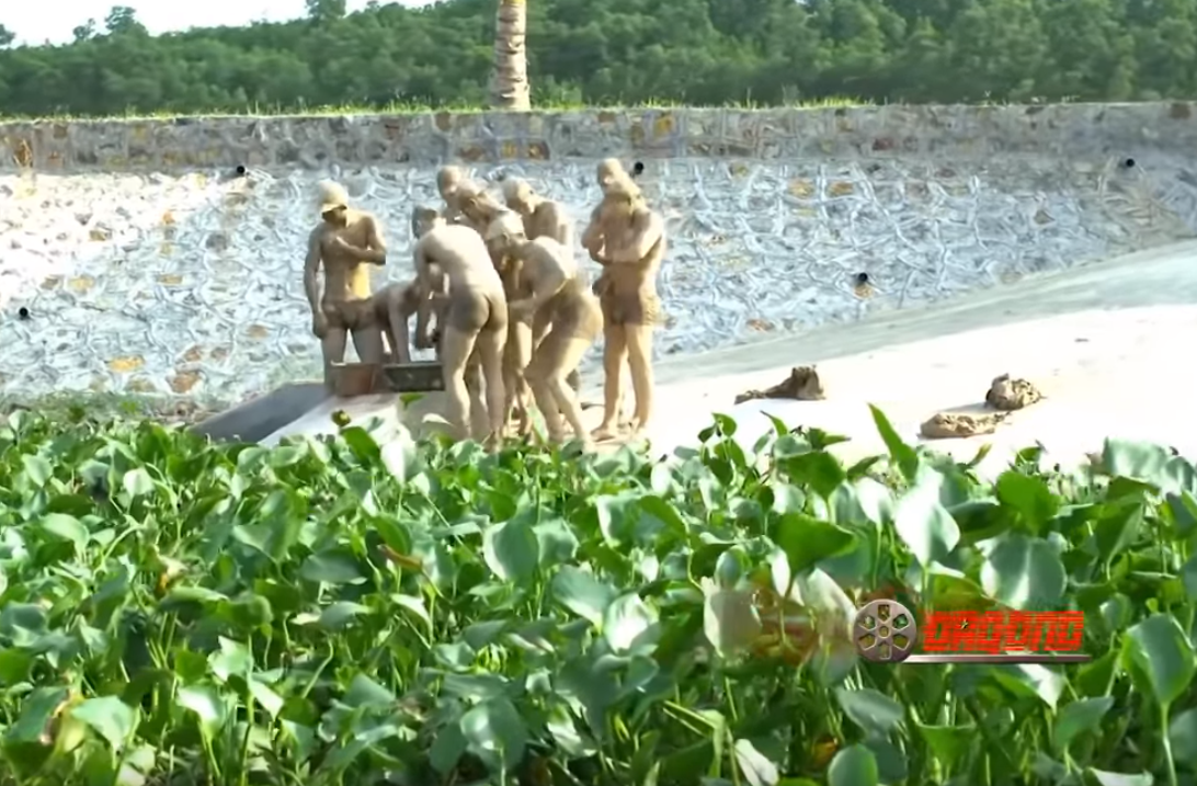 Sau khi lặn, bơi nhiều chục kilomets để tiếp cận mục tiêu, lực lượng đặc công nước sẽ thay đổi môi trường, chuyển sang tác chiến trên bộ với những bài ngụy trang và kỹ năng đột nhập "mang thương hiệu" của lực lượng Đặc công. Nguồn ảnh: ĐAQĐND.