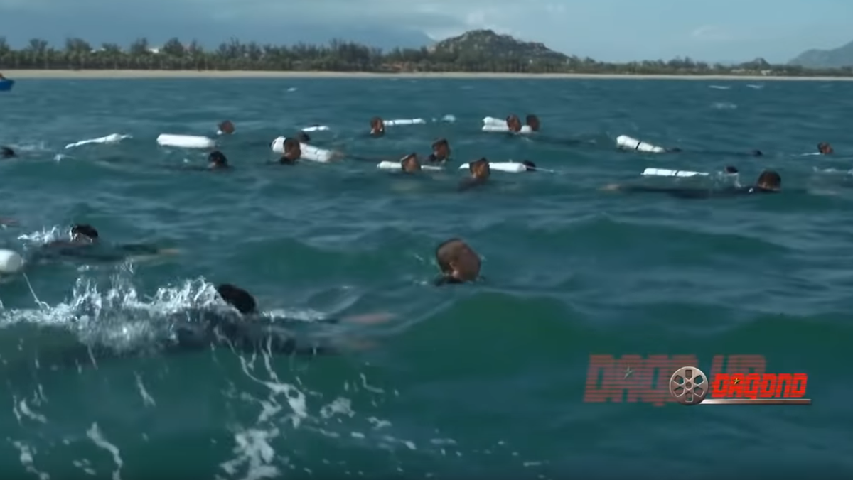 Việc học bơi theo đúng kỹ thuật sẽ giúp các chiến sĩ đặc công nước tiết kiệm được nhiều sức lực nhất khi di chuyển trên biển, có đủ kỹ năng và trình độ để đối đầu với sóng nước, thời tiết biến động. Nguồn ảnh: ĐAQĐND.