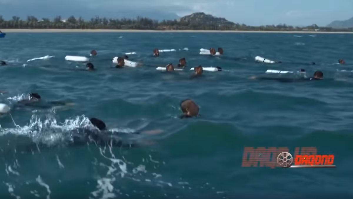 Việc học bơi theo đúng kỹ thuật sẽ giúp các chiến sĩ đặc công nước tiết kiệm được nhiều sức lực nhất khi di chuyển trên biển, có đủ kỹ năng và trình độ để đối đầu với sóng nước, thời tiết biến động. Nguồn ảnh: ĐAQĐND.