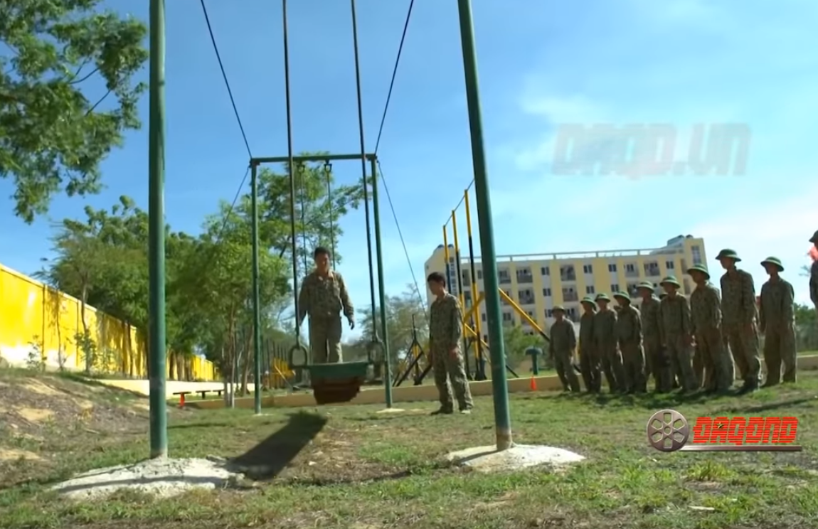 Ngoài ra, họ cũng được huấn luyện như một thủy thủ hải quân với những bài tập về tiền đình và mô phỏng, làm quen với sóng biển. Nguồn ảnh: ĐAQĐND.