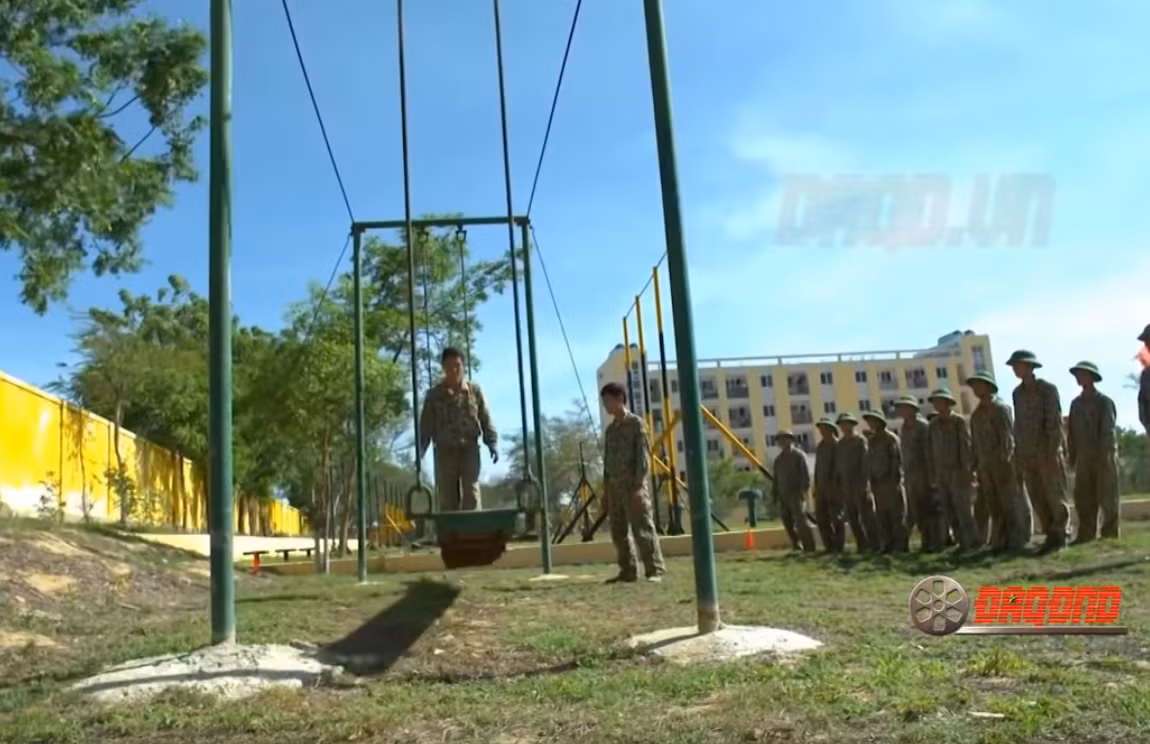 Ngoài ra, họ cũng được huấn luyện như một thủy thủ hải quân với những bài tập về tiền đình và mô phỏng, làm quen với sóng biển. Nguồn ảnh: ĐAQĐND.