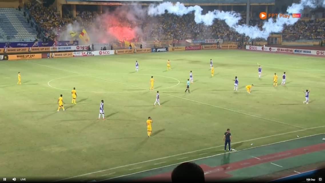 Trên sân vận động Hàng Đẫy vào tối qua, cổ động viên Nam Định đã bắn loại pháo hiệu thường được sử dụng trong hàng hải - đây là loại pháo có lượng thuốc phụt rất lớn, được sử dụng chủ yếu trong công tác cứu hộ, cứu nạn trên biển. Nguồn ảnh: VTV.