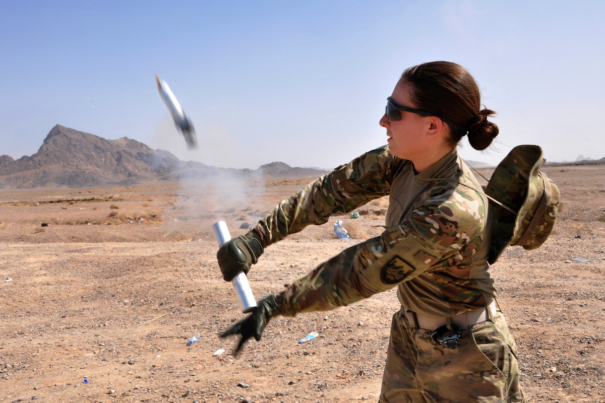 Đặc điểm của loại pháo này là nhỏ gọn, chịu nước tốt nên rất khó dập tắt. Do có môi trường sử dụng chủ yếu là trên biển, khẩu pháo này có luồng thuốc phụt rất mạnh, đảm bảo nó có khả năng bay cao dưới điều kiện gió bão mạnh. Nguồn ảnh: Longf.