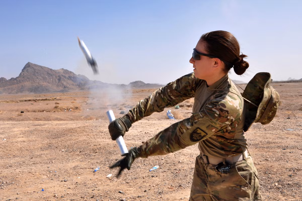 Đặc điểm của loại pháo này là nhỏ gọn, chịu nước tốt nên rất khó dập tắt. Do có môi trường sử dụng chủ yếu là trên biển, khẩu pháo này có luồng thuốc phụt rất mạnh, đảm bảo nó có khả năng bay cao dưới điều kiện gió bão mạnh. Nguồn ảnh: Longf.