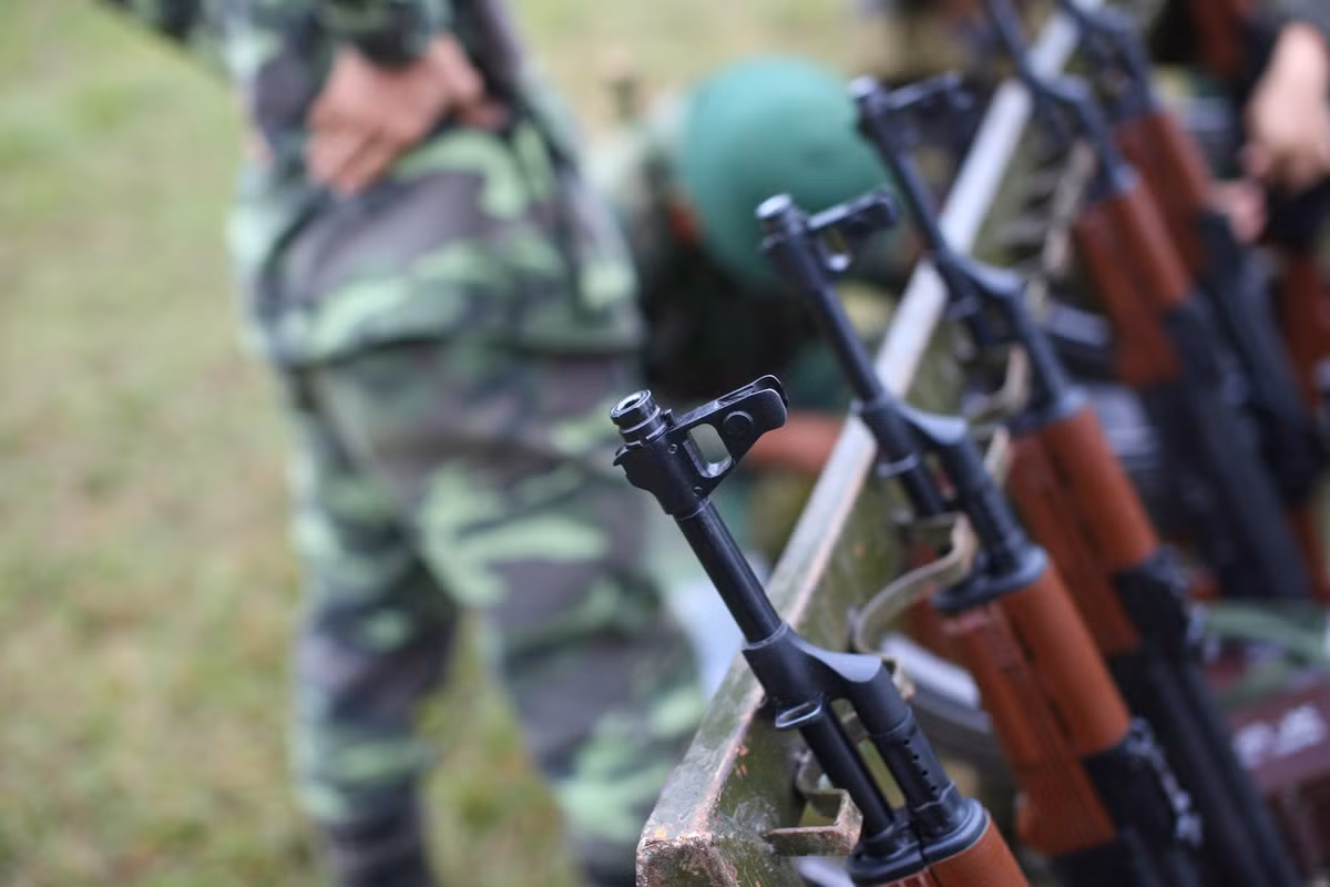 Điều đáng chú ý đó là dù AKM-1 mang định danh AKM, tuy nhiên khẩu súng này lại thiếu đi bộ phận quan trọng nhất của khẩu AKM đó là khuyết nòng để giảm giật. Nguồn ảnh: Duy Lê.