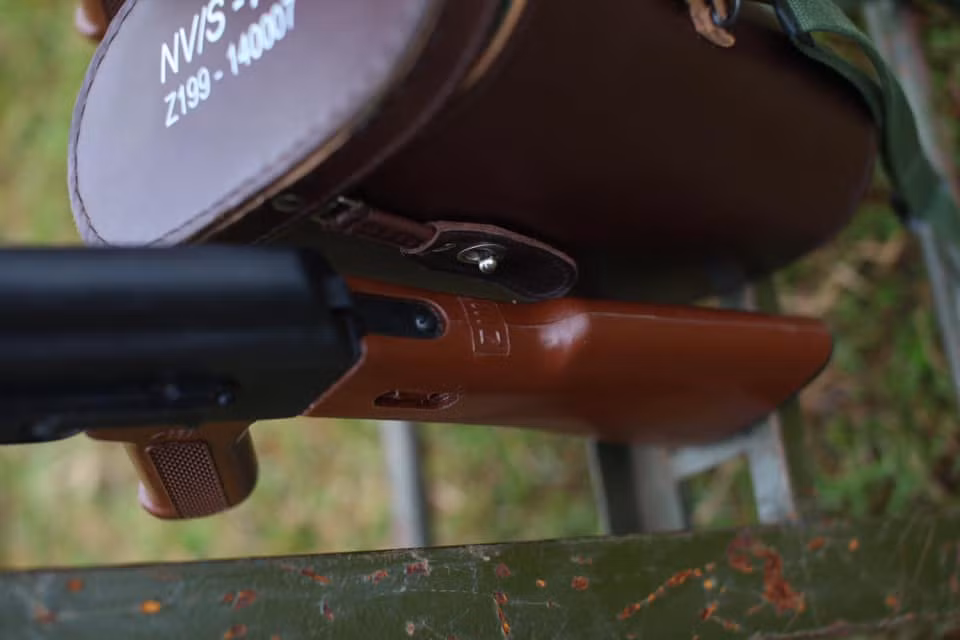 Tuy vậy, cải tiến lớn nhất của AKM-1 không chỉ dừng lại ở việc nó có hệ thống giá ổn định để lắp kính ngắm mà còn ở hệ thống kính ngắm do nhà máy Z199 chế toạ. Nguồn ảnh: Duy Lê.