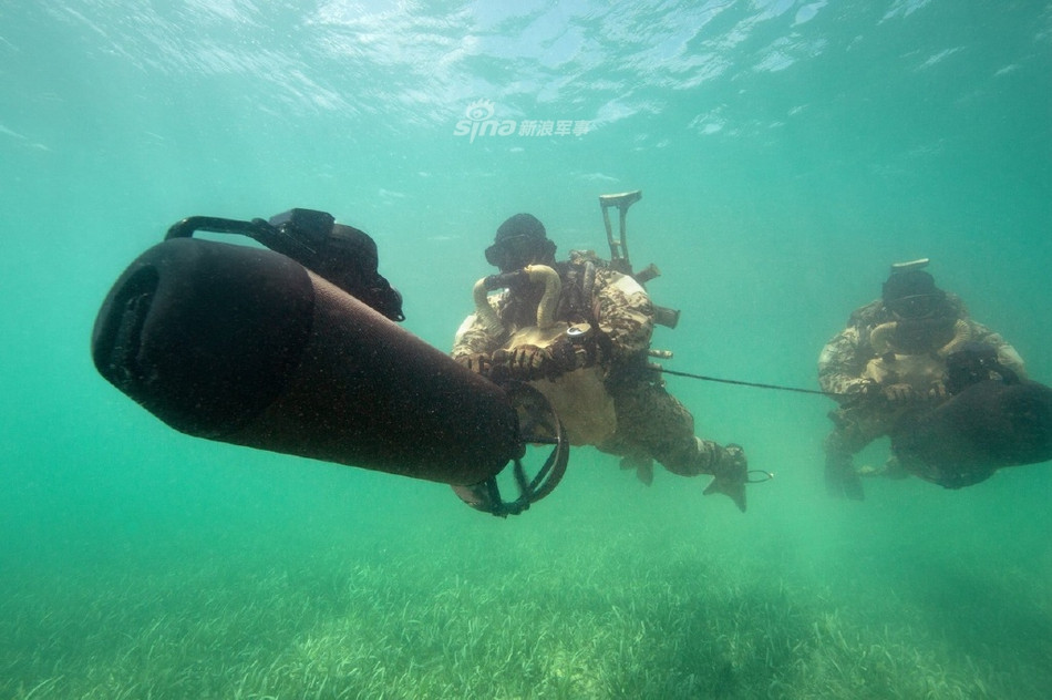 Ngoài những thiết bị đặc dụng chuyên chỉ được trang bị cho lực lượng Thuỷ quân Lục chiến, lực lượng này còn có bộ quân phục hoàn toàn khác so với Lục quân Đức. Nguồn ảnh: Sina.