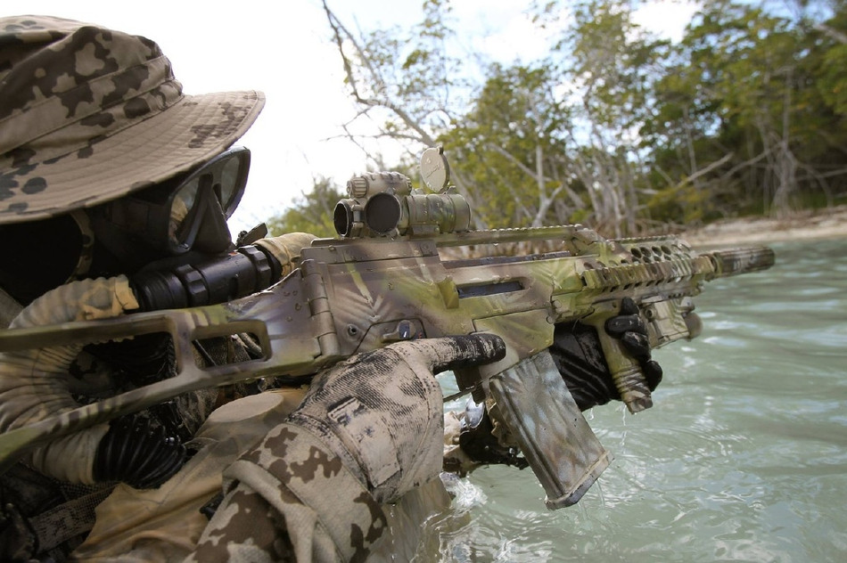 Tuy nhiên với bộ quân phục nguỵ trang đặc dụng này kèm theo kỹ năng lẩn tránh thượng thừa, lính đặc nhiệm Thuỷ quân Lục chiến Đức có thể dễ dàng lẻn vào bờ mà không bị địch phát giác. Nguồn ảnh: Sina.